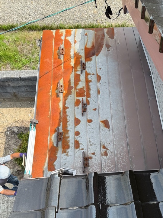 玄関の屋根にサビがでていました。 コチラの玄関屋根のカバー工事（重ね葺き）を行います！