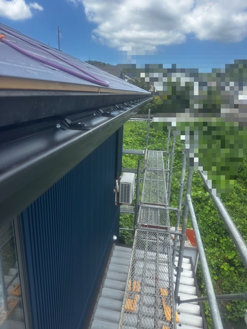 雨樋を金具に固定