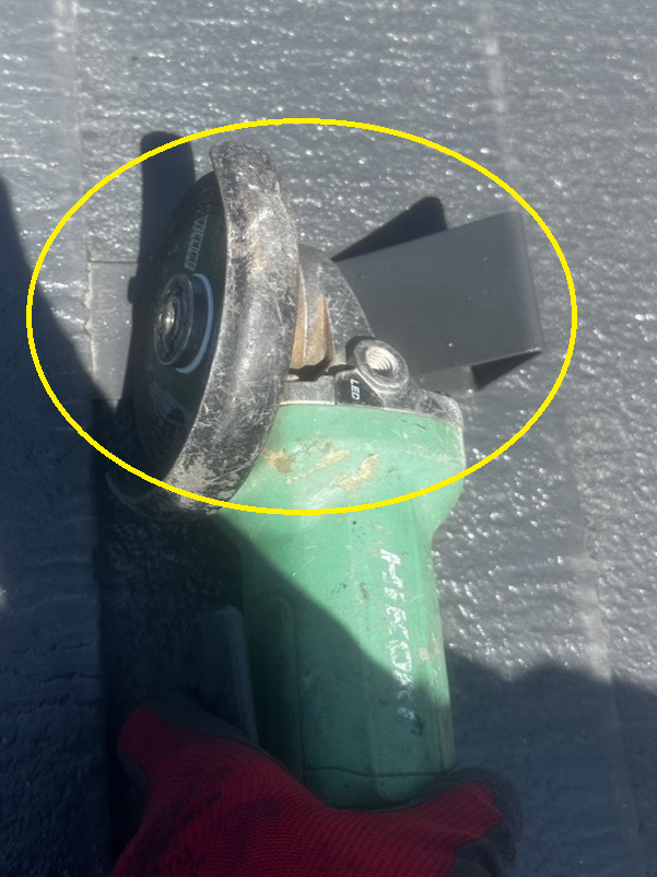 雪止めをカットし、屋根表面を平らな状態へ整えていきます。