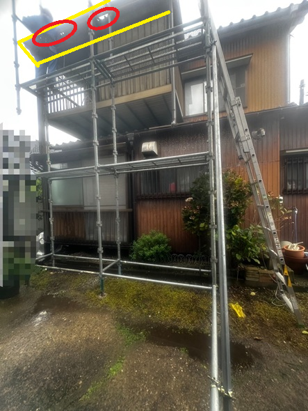 穴が空いたトタン波板