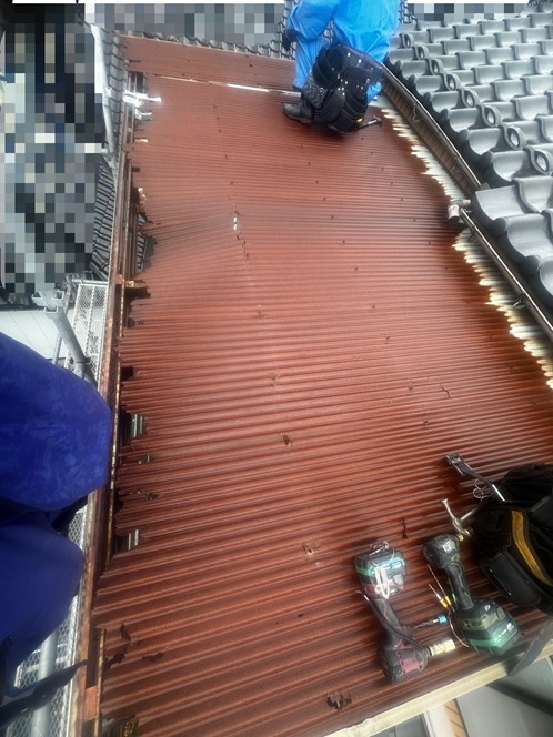 【金沢市】以前ご依頼いただいたお客様から再びご相談！サビで穴が開いたベランダ屋根を張り替えました