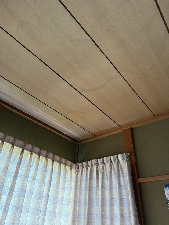 【金沢市のみなさまへ】瓦屋根から雨と風が強い日に雨漏り…棟瓦の漆喰を補修