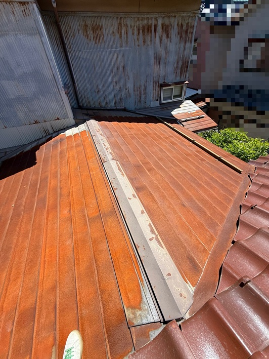 全体が錆びているトタン屋根