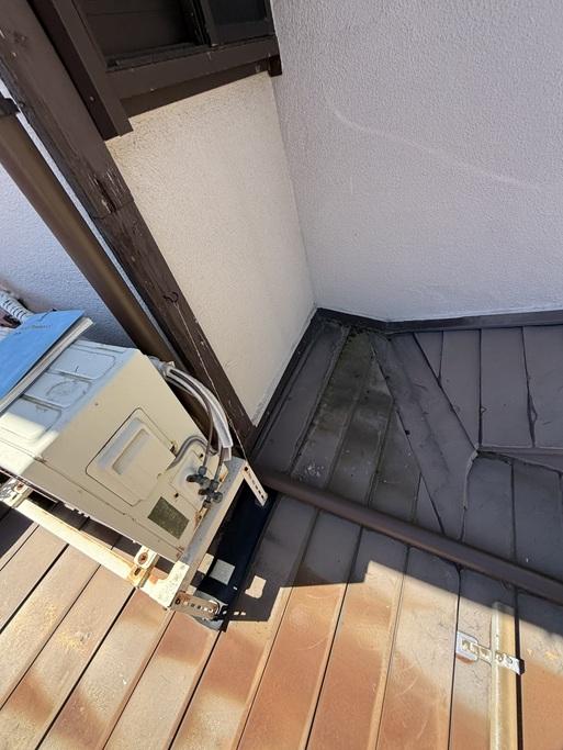 サビが出ている屋根