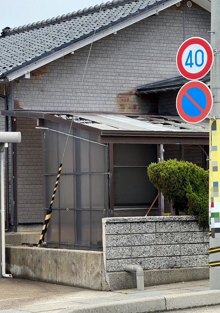 【かほく市】車庫の屋根・側面のポリカーボネート板が割れたり外れたりしていました【現場調査】
