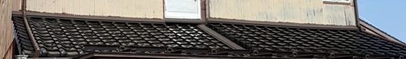 外壁と屋根の取り合いには、防水性のある面戸シートも貼ることで、雨水の侵入を防いでいます。
