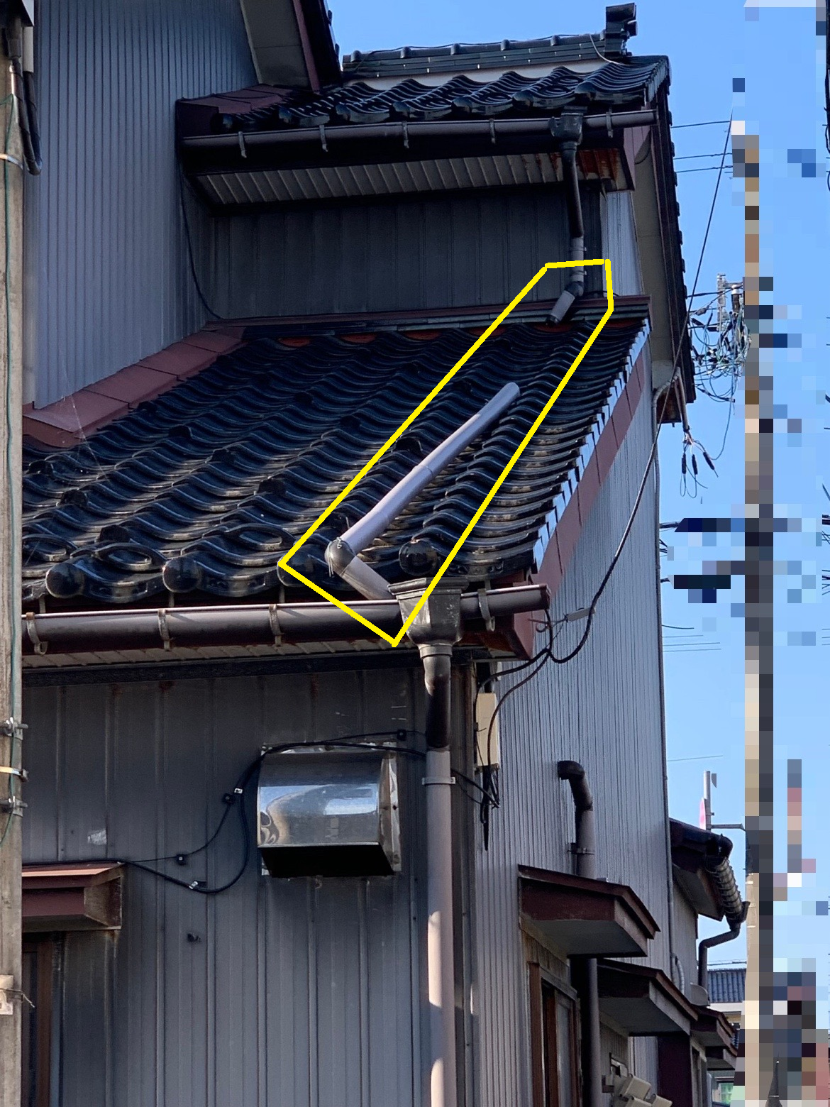 外れて壊れた雨どい