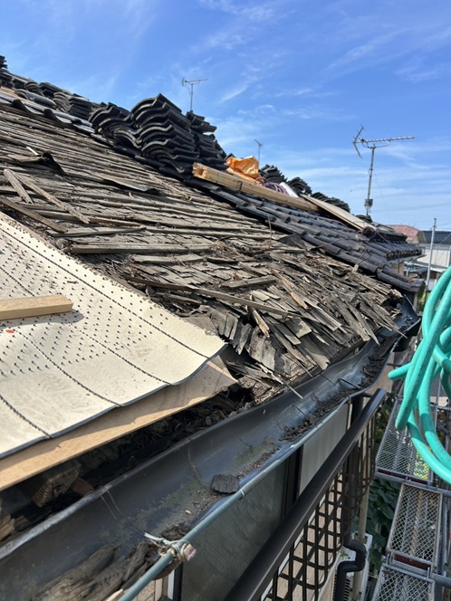 【金沢市】瓦屋根の締め直し工事スタート！屋根が崩れていた箇所の補強も行いました