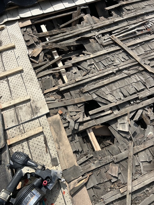 屋根下地が傷んでいます