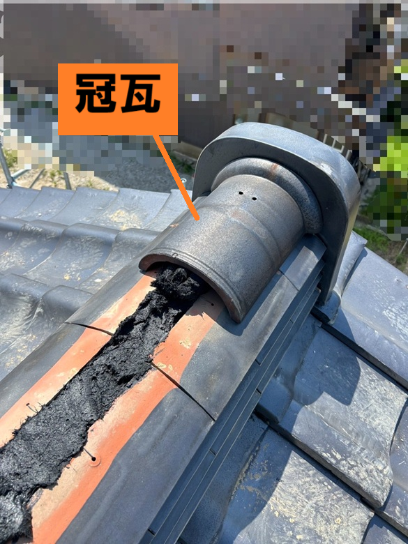 棟瓦を一番上に被せ、ビスで固定