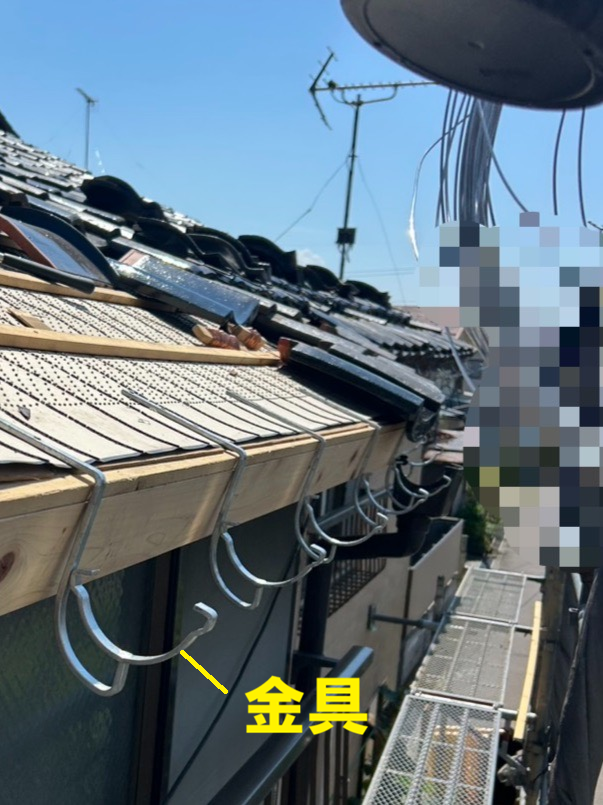 【金沢市】瓦屋根の締め直し工事の続き！雨どいを設置し、雪止めネット「ゆきもちくん」を取り付け
