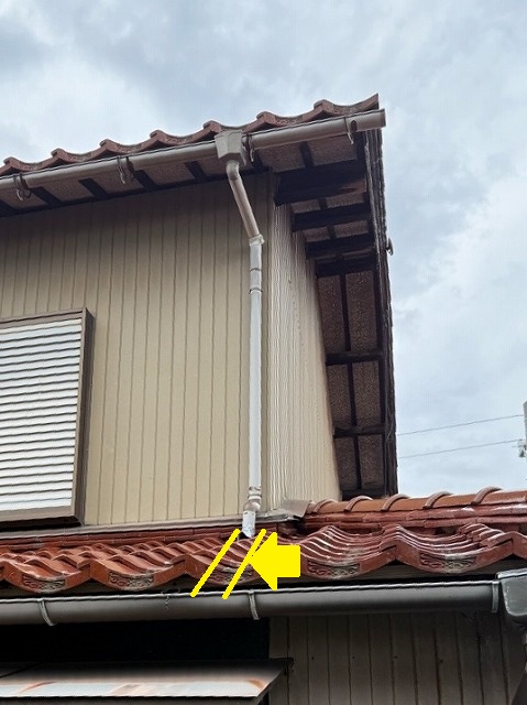 【白山市】2階から1階の屋根に沿った雨樋と玄関の雨樋修理のご依頼【現場調査】