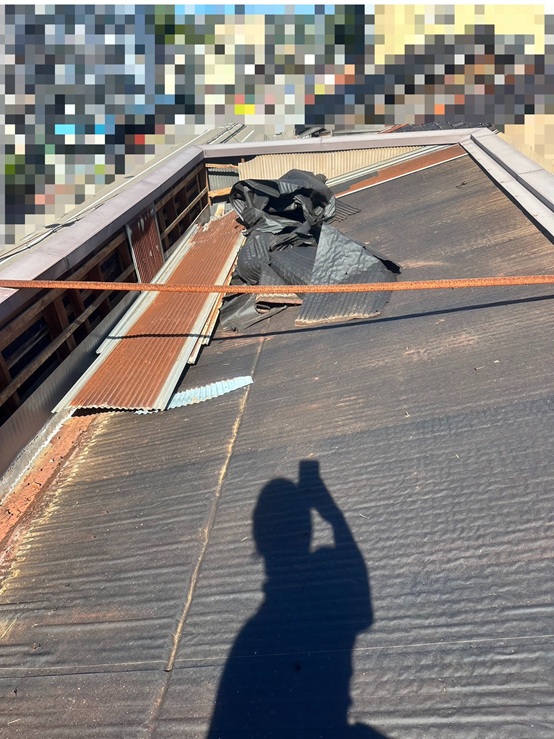 屋根の立ち上がり部分のトタンを外しました