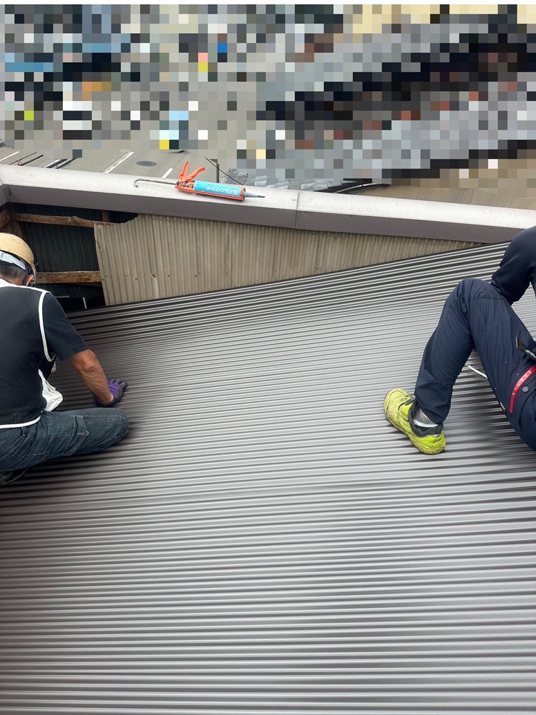 【金沢市】雨漏りしていたトタンの屋根・パラペットの交換工事がスタート!