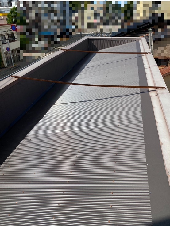 【金沢市】雨漏りしていたパラペット屋根のトタン波板張り替え工事・雨どい工事