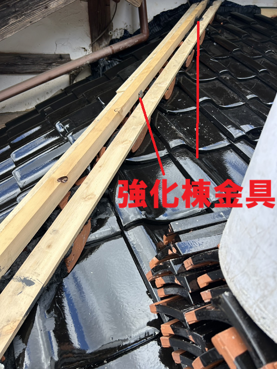 【七尾市】下屋根の葺き替え工事と、大屋根には雪止めネット「ゆきもちくん」を設置