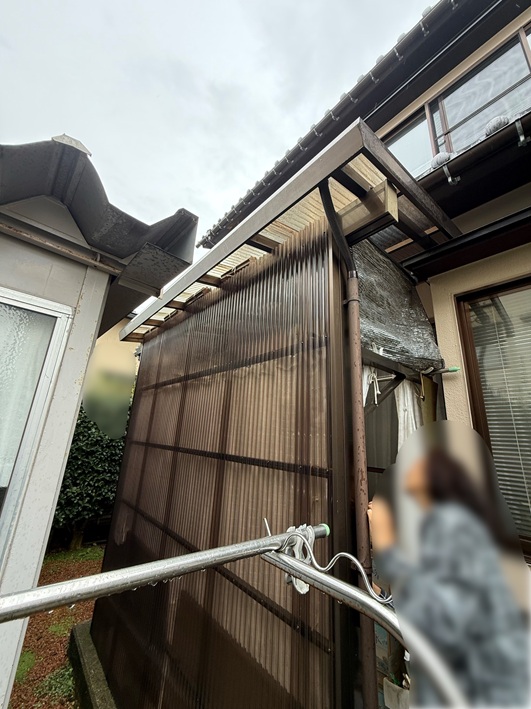 【金沢市】テラス屋根のポリカ波板を全面交換したい！経年劣化や屋根と壁の隙間について現場調査