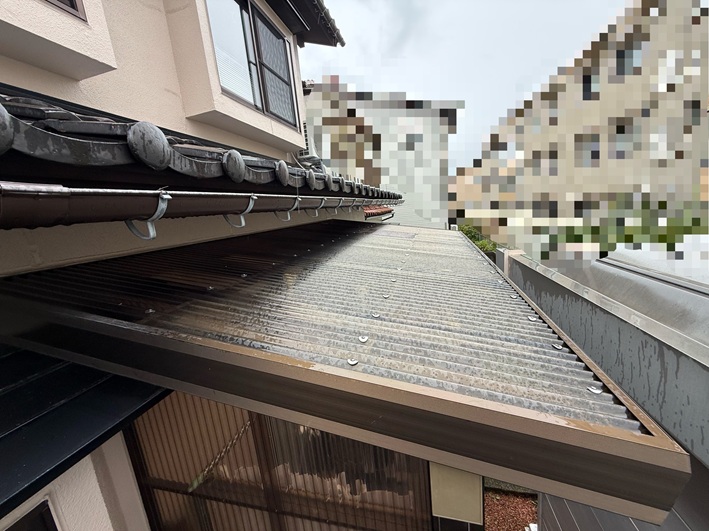割れて補修してあるテラス屋根