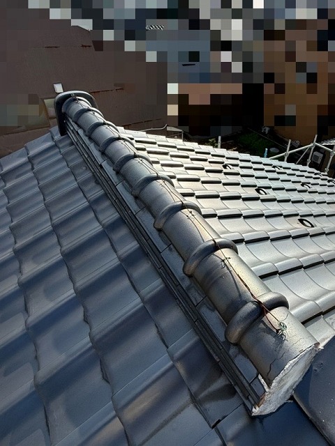 青色　棟積み直し工事　棟歪み　施工前