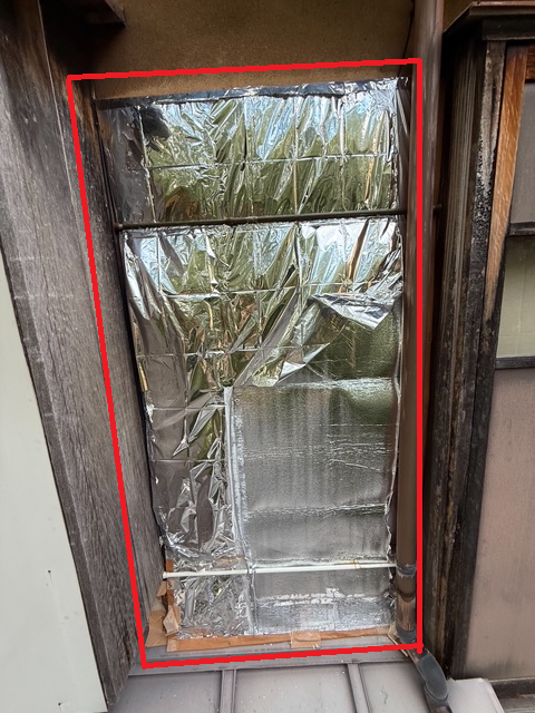 板の外壁が傷んでおり、ここから雨が入ってくるそうです