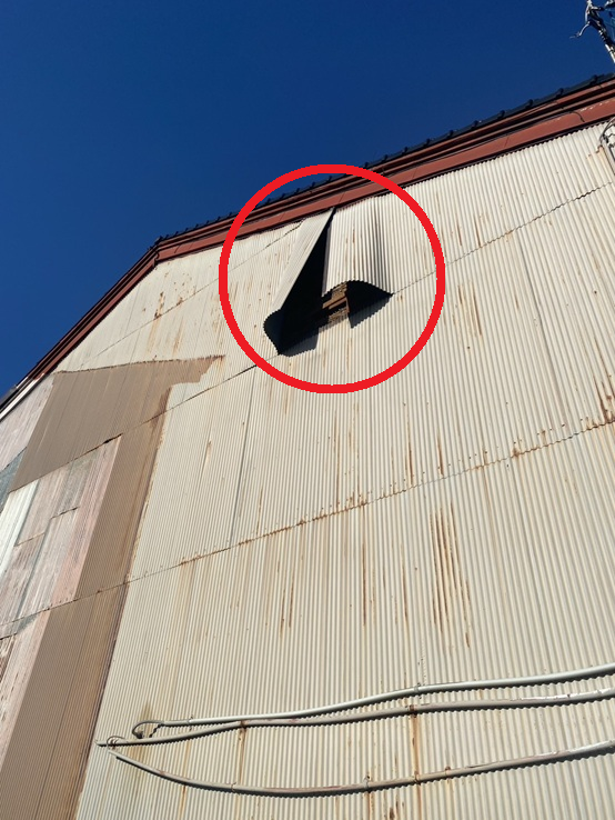 トタン外壁がめくれています