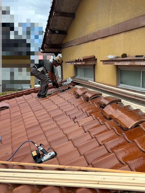 【金沢市】雨漏りしていた瓦屋根の葺き直し工事を行っています!