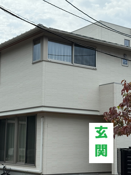 玄関前の屋根からの雪