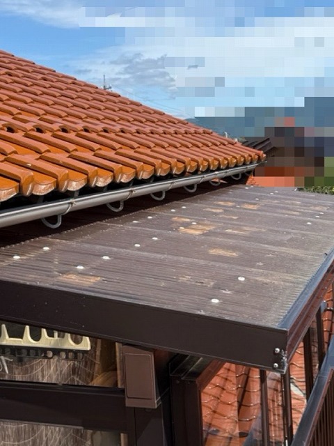 雹被害　ベランダ屋根　アクリル製波板　穴