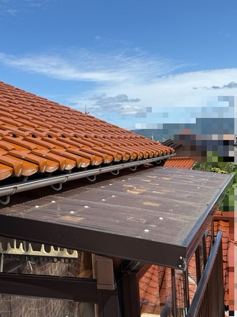 雹被害　ベランダ屋根　アクリル製波板　穴