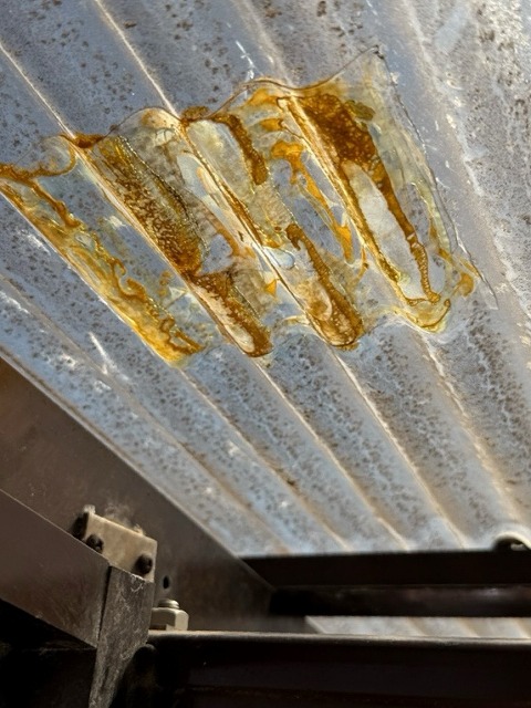 雹被害　ベランダ屋根　アクリル製波板　穴