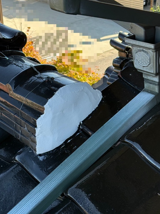 形を整えながら、すき間ができないよう施工します。