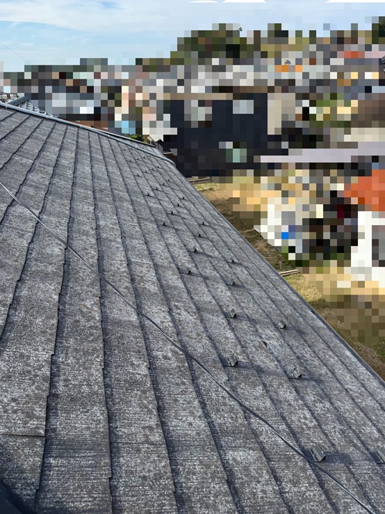 スレート屋根の塗膜が剥がれています