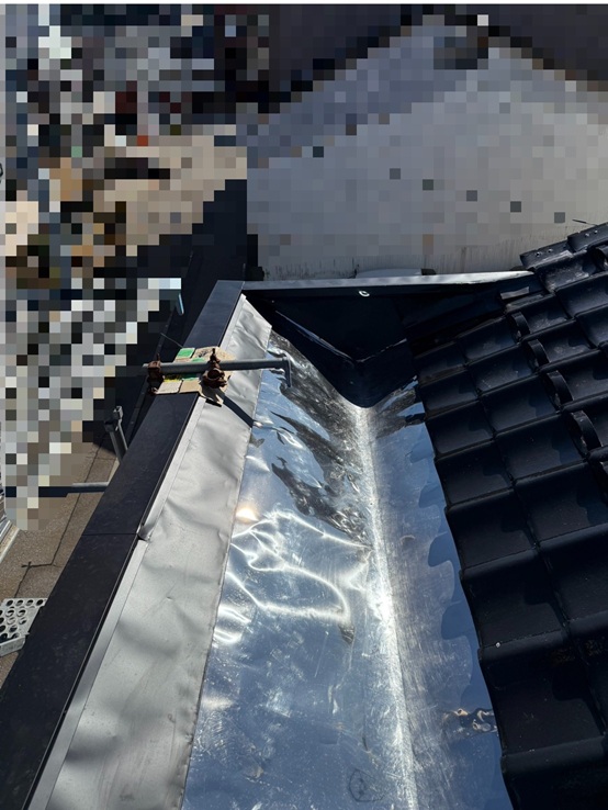 笠木にステンレス板を設置