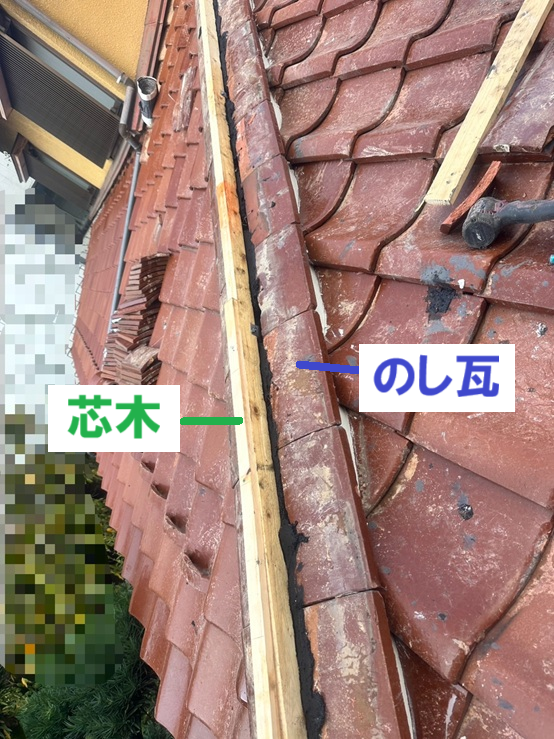 熨斗瓦を乗せて強化棟金具に芯木を乗せて固定