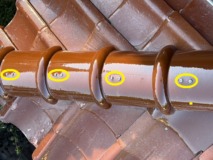 冠瓦をビスで固定