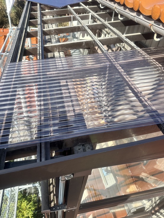 新しいポリカ波板を設置します