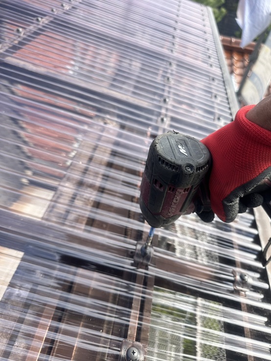 波板専用のビスで屋根の骨組みに固定しました！