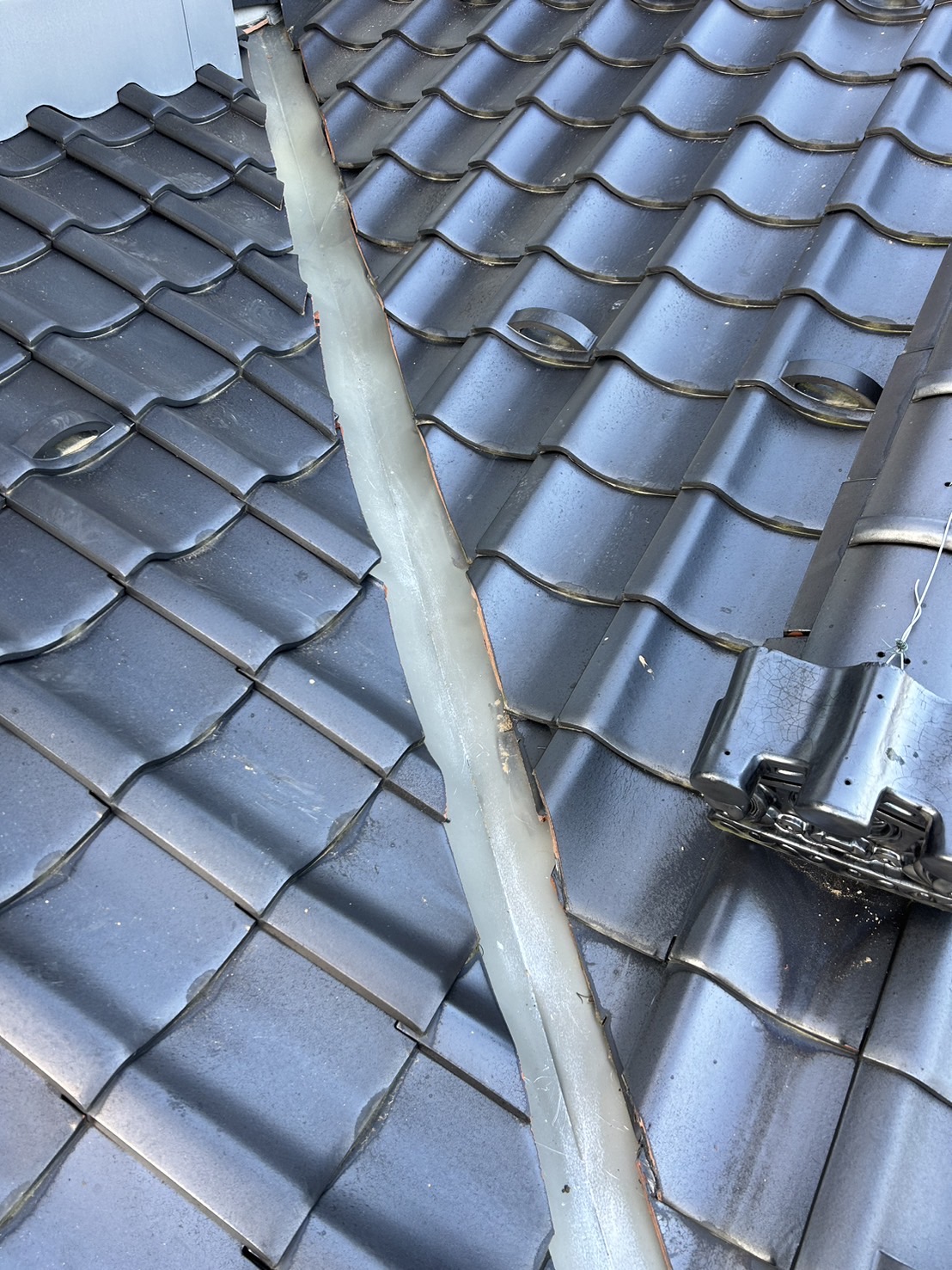 谷板金まわりの瓦を補修しました