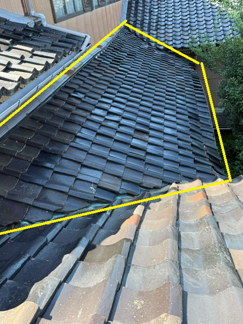 崩れてきていた瓦屋根の葺き替え工事を行います