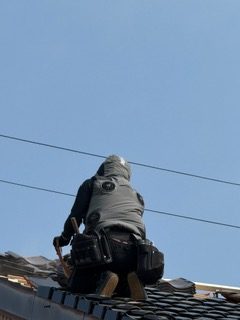 あたらしい瓦を1枚1枚、瓦桟に固定していきます！
