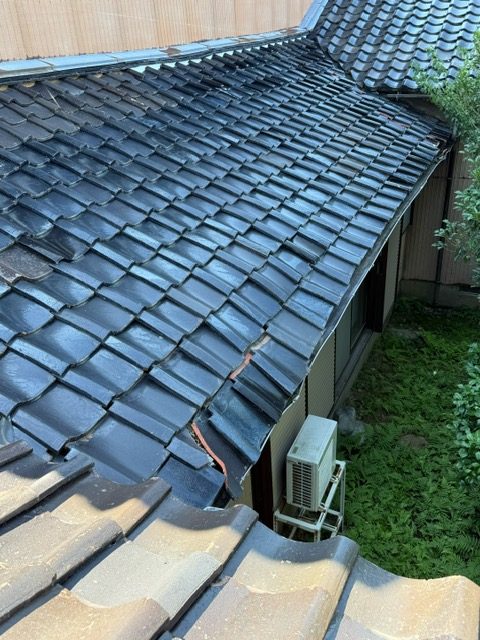 【かほく市の皆様へ】屋根が崩れてきた…傷んだ一面だけを直した瓦屋根の葺き替え