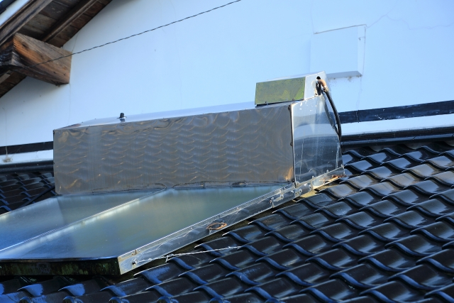 【金沢市】屋根に太陽熱温水器（朝日ソーラー）を乗せたままになっていませんか？