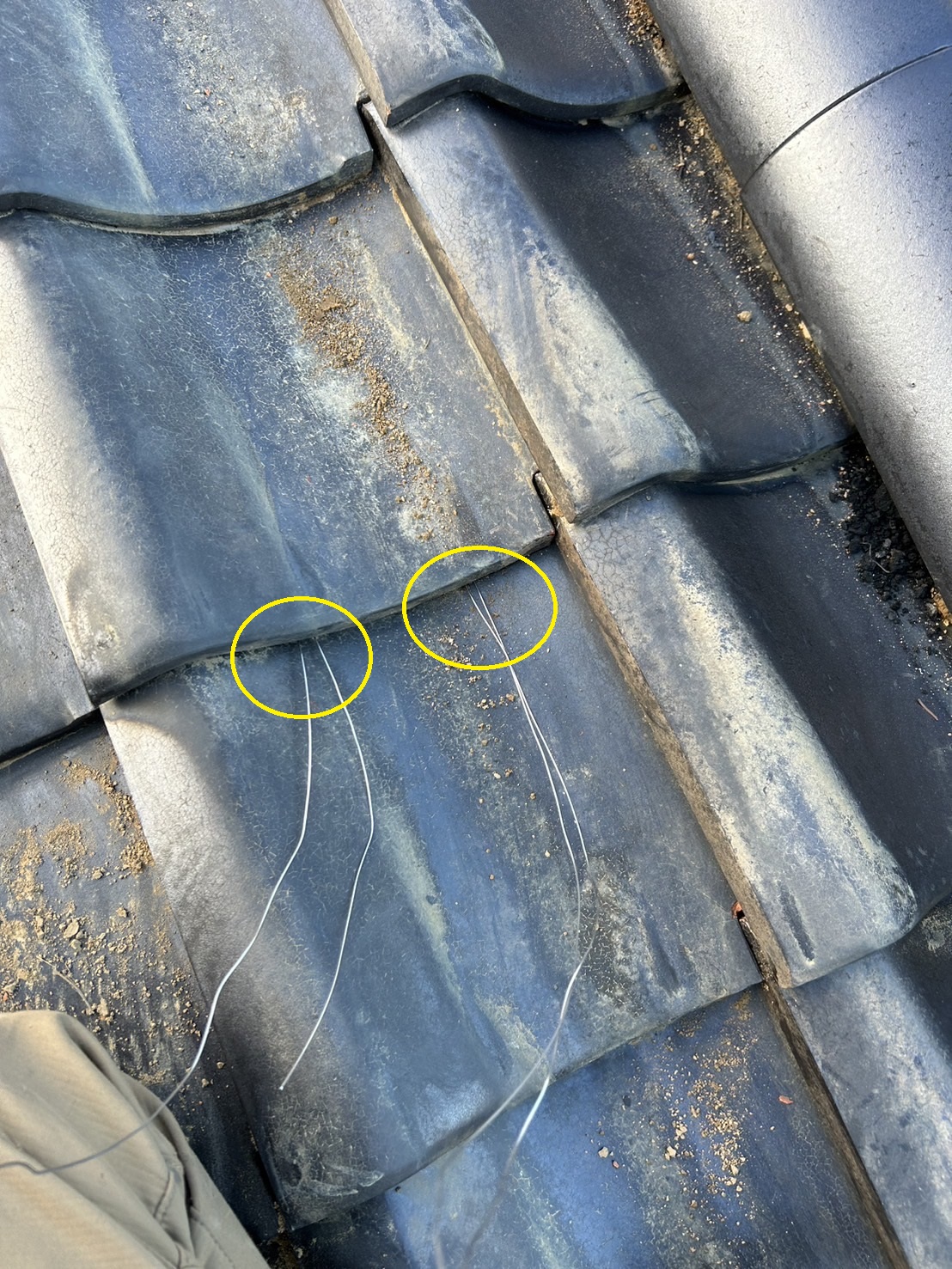 👆瓦桟に銅線を巻き付けたイメージ写真です。